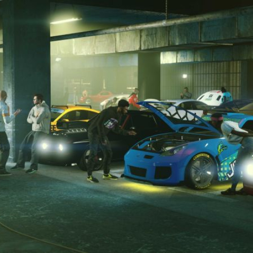 Captura de pantalla de jugabilidad (gameplay) en alta resolución de "GTA Online". En el interior de un garaje subterráneo iluminado por luces cálidas y neón, se realiza una reunión del Club de coches de LS. Varios jugadores y personajes observan automóviles deportivos tunados con capós abiertos y diseños de pintura personalizados en tonos azul, rojo y amarillo.