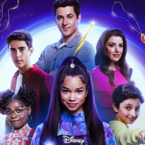 Arte promocional en plano medio con fondo místico azul y morado iluminado con destellos dorados y un portal circular en el centro. En la parte superior sobresale David Henrie como Justin Russo sonriendo, flanqueado por Alkaio Thiele como Roman Russo con camisa roja y Mimi Gianopulos como Giada Russo con blusa rosa. En la parte inferior, Janice LeAnn Brown como Billie ocupa el centro vistiendo un atuendo estampado, acompañada por Taylor Cora como Winter sosteniendo una varita y Max Matenko como Milo Russo extendiendo una varita mágica que emite luz rosada. En el borde inferior se ubica el logotipo oficial blanco de Disney.