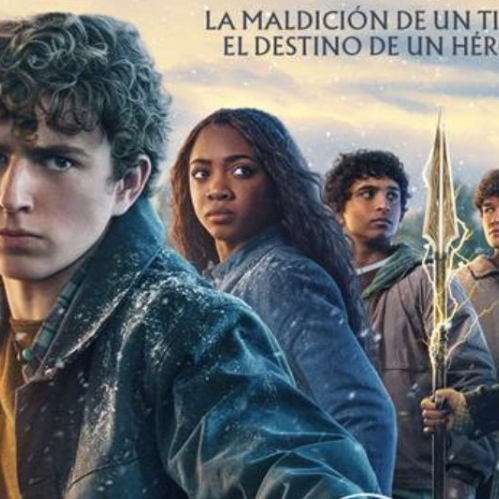 Póster oficial promocional para la serie de televisión sobre un fondo nevado. En primer plano a la izquierda, Walker Scobell como Percy Jackson sostiene una espada corta con mirada decidida. Al centro y a la derecha lo acompañan Tamara Smart como Thalia Grace sosteniendo una lanza que emite destellos eléctricos, Aryan Simhadri como Grover Underwood, Charlie Bushnell como Luke Castellan y Leah Sava Jeffries como Annabeth Chase. En la parte superior se lee en tipografía dorada "Disney PERCY JACKSON Y LOS DIOSES DEL OLIMPO", seguido del eslogan "LA MALDICIÓN DE UN TITÁN. EL DESTINO DE UN HÉRROE." y en el margen inferior "20 de noviembre Disney+".