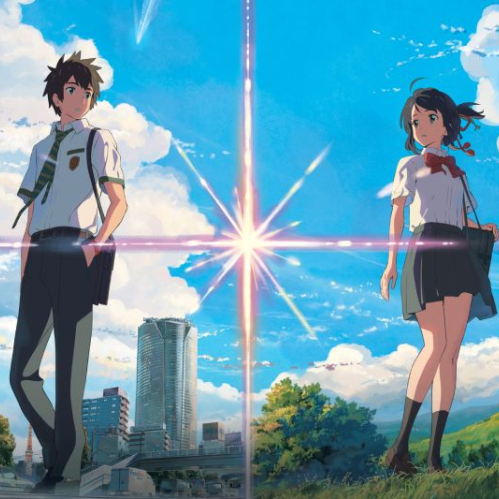 Ilustración publicitaria en formato horizontal del póster oficial de "Your Name.". La imagen está dividida por un destello vertical de luz estelar. A la izquierda, sobre el horizonte urbano de edificios de Tokio, aparece Tatsuya (Taki) con uniforme escolar de camisa blanca, corbata y mochila al hombro. A la derecha, sobre la colina verde de Itomori con cielo azul, se encuentra Mitsuha luciendo su uniforme escolar y el tradicional listón rojo en el cabello.