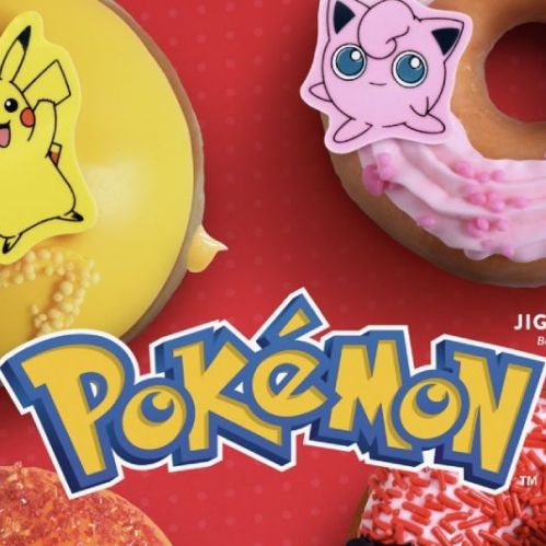 Composición publicitaria sobre fondo rojo con el logotipo oficial de Pokémon en el centro. En la esquina superior izquierda se aprecia la dona de Pikachu amarilla con relleno de mango; en la esquina superior derecha la dona de Jigglypuff con betún de fresa rosado y perlas de azúcar; en la parte inferior se observan detalles de las donas de Charmander y Pokébola.
