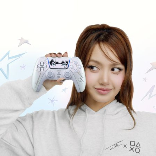 La cantante e ícono de K-Pop LISA sosteniendo el nuevo control inalámbrico DualSense Edición Limitada frente a su rostro. El control presenta un diseño blanco perlescente Chroma Pearl con ilustraciones negras en el touchpad de sus ojos y flequillo, y letras LL en las empuñaduras, rodeada de ilustraciones de estrellas brillantes.