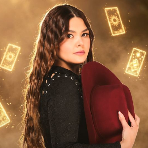 Persona con sombrero rojo en un entorno dorado con cartas flotando, en un diseño promocional de estilo místico.