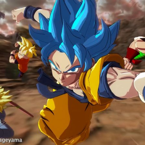 Captura de pantalla de acción de DRAGON BALL: Sparking! ZERO en una zona de combate rocosa e inhóspita. En el centro, Goku en estado Super Saiyan Blue se desplaza velozmente hacia el frente con la mirada fija en el oponente. A sus lados y detrás, vuelan en formación ofensiva otros guerreros icónicos como Vegeta en Super Saiyan Blue, Trunks del futuro en Super Saiyan, Gohan niño en Super Saiyan y Bardock.