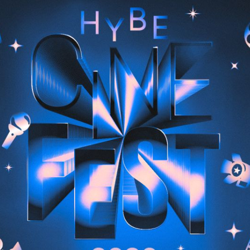 Diseño gráfico promocional del HYBE Cine Fest 2026. Sobre un fondo azul oscuro iluminado con destellos brillantes y figuras flotantes de claustros de cine, micrófonos y reflectores, destacan en el centro las palabras "HYBE CINE FEST" con tipografía tridimensional en tonos azul metálico y destellos cromados.   