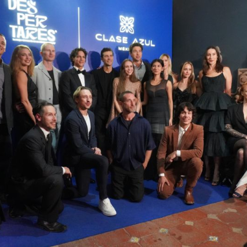 Fotografía de prensa del elenco internacional de la gala de danza Despertares posando frente a un fondo azul con los logotipos del evento. Bailarines y creativos vestidos de gala sonríen de pie y en cuclillas para la toma oficial.
