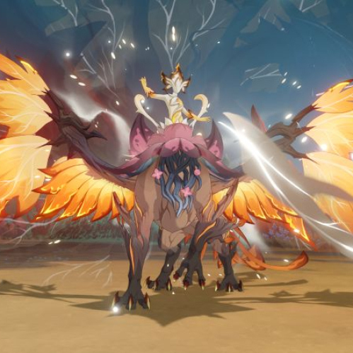 Captura de pantalla del videojuego Genshin Impact que muestra un combate contra un jefe de mundo de gran tamaño. La criatura mitológica cuadrúpeda posee enormes alas emplumadas de color naranja brillante y fuego en los bordes, sobre la cual se erige una figura humanoide dorada sobre una flor rosada en la parte superior de su lomo. El enfrentamiento ocurre en un escenario terroso con vegetación exótica y ráfagas de viento blanco.