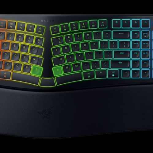 Teclado ergonómico con iluminación RGB y diseño dividido, acompañado de un reposamuñecas acolchado.