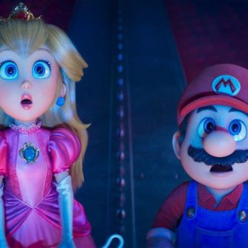 Mario y Peach observan sorprendidos algo fuera de cuadro en un entorno oscuro con piso de baldosas rojas y una estructura metálica al fondo.