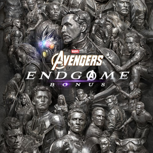 Póster oficial de Avengers: Endgame Bonus con un acabado en relieve de bronce y piedra con todos los héroes del MCU y Robert Downey Jr. en el centro sosteniendo el Guantelete del Infinito.