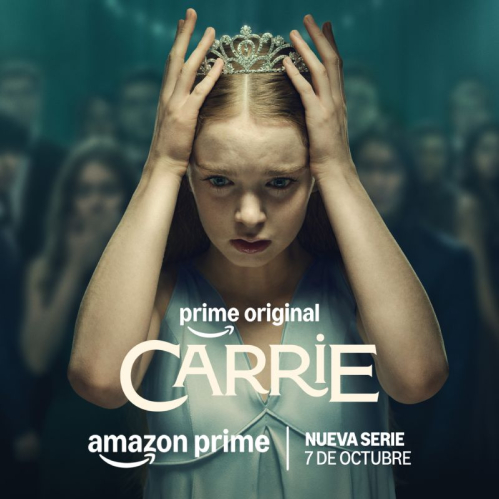 Póster promocional oficial de la serie Carrie para Amazon Prime Video, mostrando a Summer H. Howell en primer plano ajustándose una tiara con expresión angustiada frente a una multitud difusa.