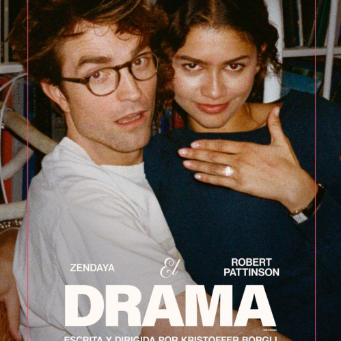 Póster de la película El Drama, con Zendaya y Robert Pattinson sentados juntos frente a un fondo de libreros. Ella apoya la mano en su pecho mientras ambos miran hacia adelante. El diseño tiene estética vintage.