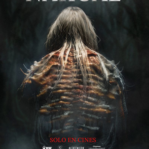 Póster oficial del filme El ritual del Nahual que muestra la espalda de una figura con texturas orgánicas y óseas frente a un bosque oscuro.