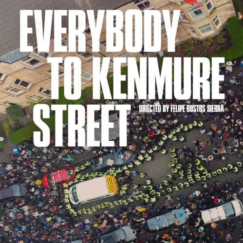 Póster con vista aérea de una multitud reunida en una calle rodeada de edificios.