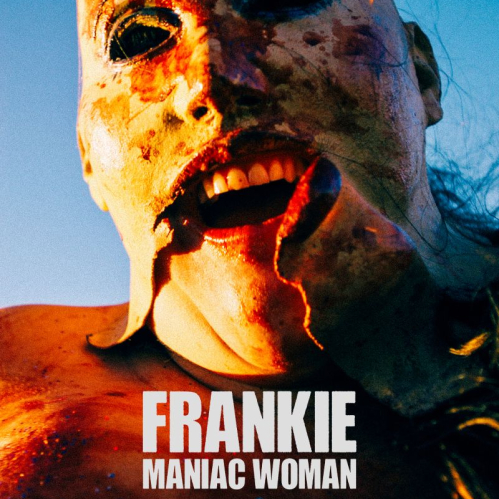 Póster oficial de la película con un plano contrapicado extremo de un personaje portando una máscara grotesca de rostro femenino ensangrentada y abierta de la boca, con el título "FRANKIE MANIAC WOMAN" en letras blancas gruesas sobre el pecho.