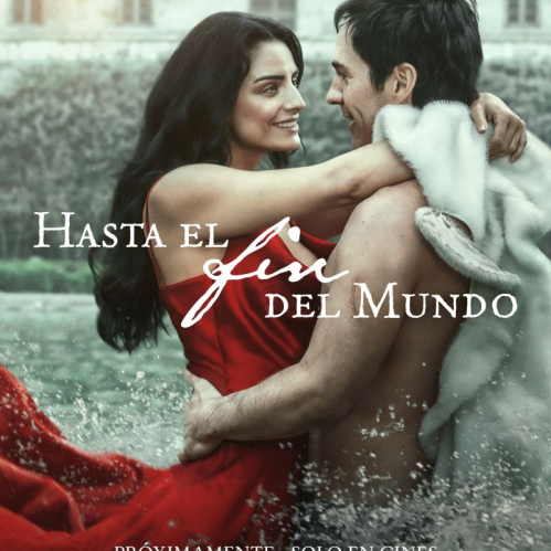 Póster oficial de la película Hasta el fin del mundo mostrando a Aislinn Derbez en un vestido rojo abrazando a Mauricio Ochmann mientras ambos emergen del agua en una toma romántica.