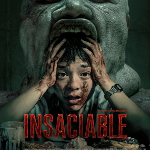 Póster oficial de la película Insaciable que muestra a la protagonista Midori Francis sosteniéndose la cabeza con desesperación mientras la boca de un ser monstruoso y grotesco parece devorarla desde arriba, rodeada de postres y comida en la parte inferior.