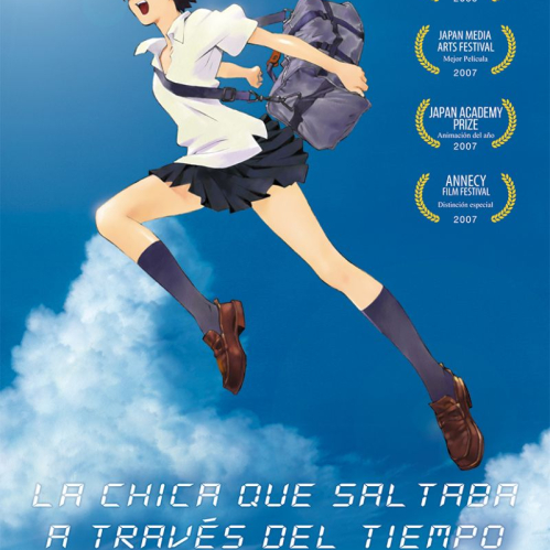 Póster oficial del filme La chica que saltaba a través del tiempo, mostrando a la protagonista Makoto saltando en un cielo azul con nubes blancas y laureles de premios internacionales.