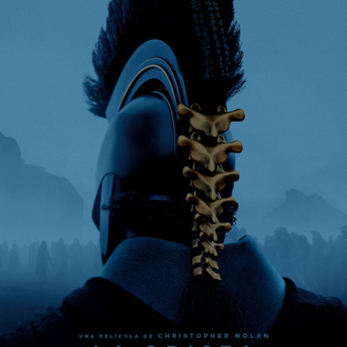 Image Description: Póster oficial publicitario de la película La Odisea dirigida por Christopher Nolan, mostrando la silueta posterior de un casco espartano/griego antiguo y los nombres del elenco principal encabezado por Matt Damon, Tom Holland, Anne Hathaway, Robert Pattinson, Lupita Nyong'o y Zendaya.