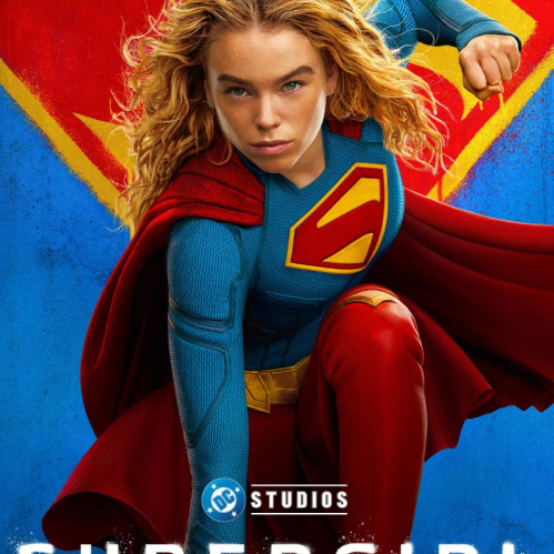 Supergirl en pose frontal con traje azul y capa roja frente al emblema kryptoniano.