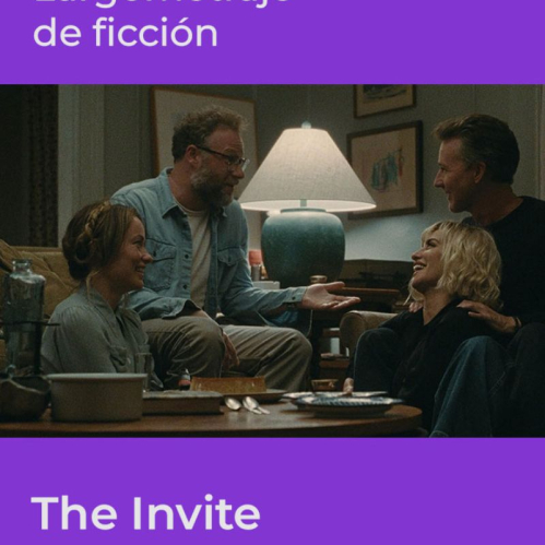 Póster promocional con fondo púrpura y una escena de cuatro personas conversando en una sala iluminada.