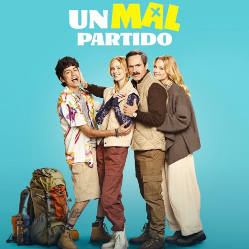 Póster oficial de Un mal partido mostrando a José Antonio Toledano, Loreto Peralta, Mauricio Ochmann y Ana Layevska posando sonrientes con ropa de campamento.