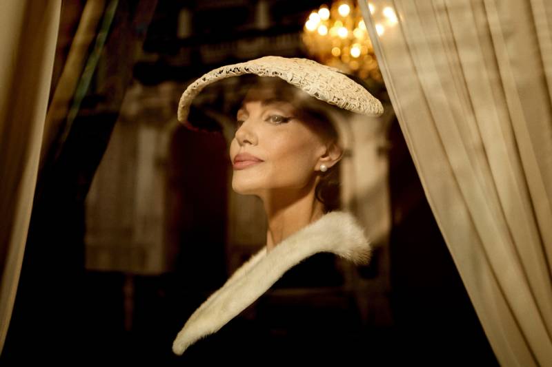 Angelina Jolie deslumbra como Maria Callas en la nueva película de Pablo Larraín