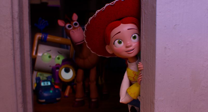 Toy Story 5 Jessie Escena animada con varios juguetes observando desde el interior de una habitación iluminada.