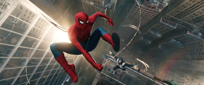 Spider-Man Un Nuevo Día Dos figuras con trajes de superhéroe se balancean sobre una ciudad desde gran altura, en una escena de acción dinámica.