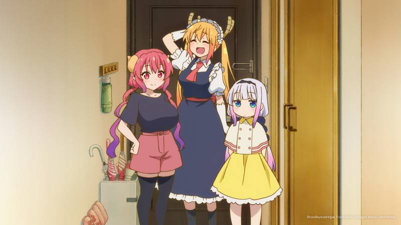 Tres personajes de estilo animado posan en la entrada de una casa, con expresiones cálidas y colores vibrantes.