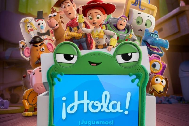 Arte promocional con personajes animados reunidos en un entorno colorido junto a un nuevo juguete electrónico.