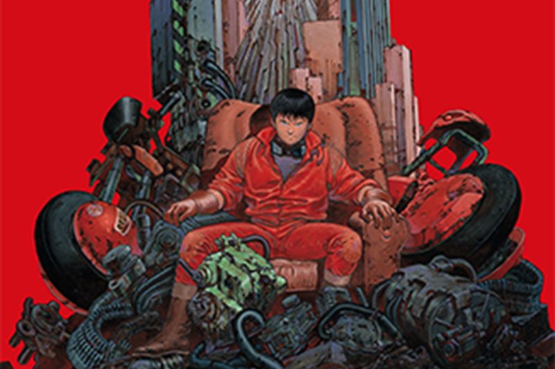 Póster promocional del reestreno de la película "Akira". Ilustración promocional de la película "Akira". Sobre un fondo rojo sólido, aparece el personaje de Kaneda vistiendo un traje rojo de motociclista con un chaleco que lleva el ícono de una píldora en la espalda. Está sentado sobre un sillón entre un cúmulo de piezas mecánicas, cables y componentes de la motocicleta roja sobre un suelo de chatarra urbana.