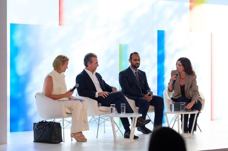Alejandro Ramírez Magaña durante su participación en el "Lumière Summit 2026". Panelistas en un escenario del Lumière Summit 2026. Alejandro Ramírez Magaña, director general de Cinépolis, viste traje oscuro sin corbata sentado en una silla blanca conversando con un micrófono durante una sesión de debate junto a otros tres participantes internacionales.