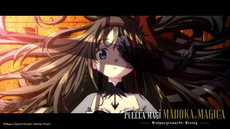 Homura Akemi en una escena de "Puella Magi Madoka Magica: Walpurgisnacht Rising". Captura de pantalla de la película animada Puella Magi Madoka Magica: Walpurgisnacht Rising. Se observa en primer plano el rostro de Homura Akemi recostada sobre una superficie de tono rojizo, con su cabello largo extendido y una pluma negra cubriendo parcialmente uno de sus ojos. En la esquina inferior derecha resalta el logotipo oficial "THE MOVIE PUELLA MAGI MADOKA MAGICA Walpurgisnacht: Rising".