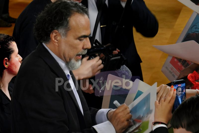 Alejandro González Iñárritu firma autógrafos a fanáticos El cineasta mexicano Alejandro González Iñárritu firmando autógrafos a los asistentes durante el evento de presentación de Digger.