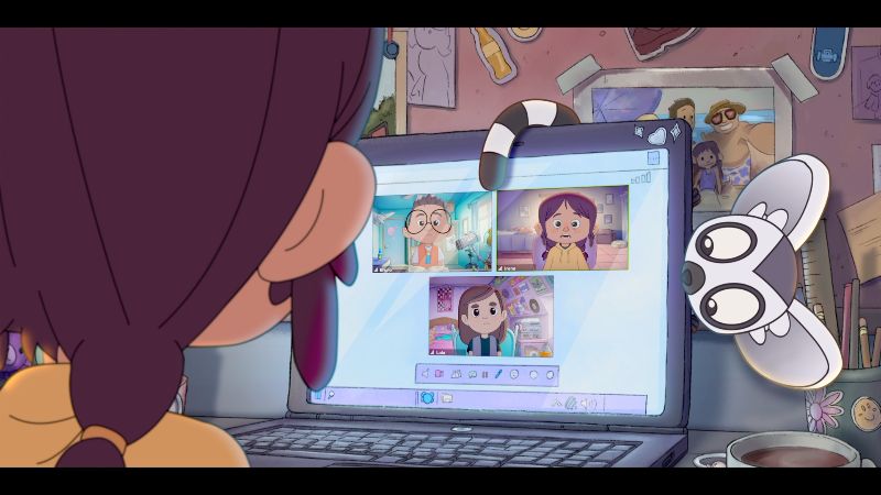 Irene y Bem – Comunicación a distancia Niña frente a una laptop en videollamada con amigos mientras un lémur se asoma curioso.