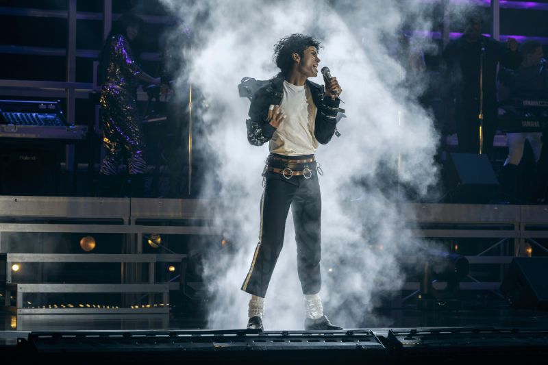 Recreación de The Jackson 5 – Michael Grupo musical interpretando en una sala con instrumentos y decoración retro.