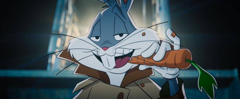 Bugs Bunny sonriendo en un tono sarcástico mientras muerde su clásica zanahoria vistiendo una gabardina de detective.