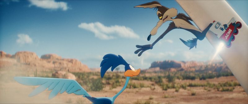 El Coyote usando unos patines de cohete ACME intentando atrapar al Correcaminos en medio del desierto.