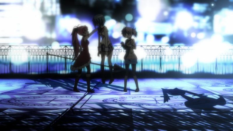 Encuentro nocturno entre Kyoko, Sayaka y Madoka Escena nocturna donde Kyoko Sakura, Sayaka Miki y Madoka Kaname interactúan bajo luces abstractas sobre una plataforma con mosaicos.