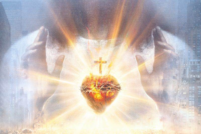 Detalle artístico del Sagrado Corazón de Jesús rodeado por la corona de espinas, llamas brillantes y una cruz sobre un fondo radiante.