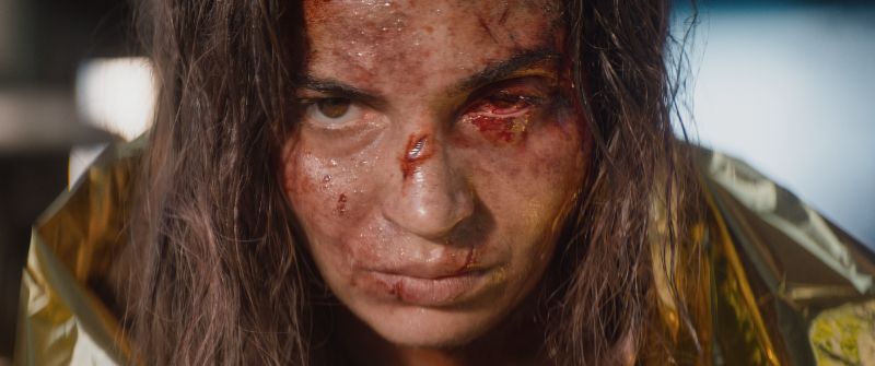 Uno de los personajes principales enfrenta las consecuencias de la violencia sobrenatural con visibles heridas en el rostro.