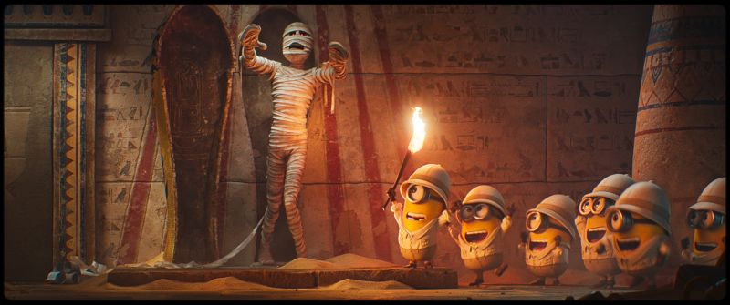Minions & Monstruos — Secuencia egipcia Minions exploradores dentro de una tumba egipcia frente a una momia emergente.