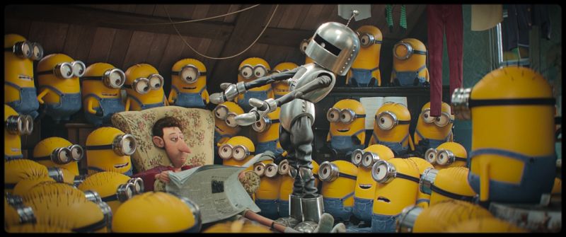 Minions & Monstruos — Encuentro con el robot Robot plateado examinando a una mujer mientras los Minions observan atentos.