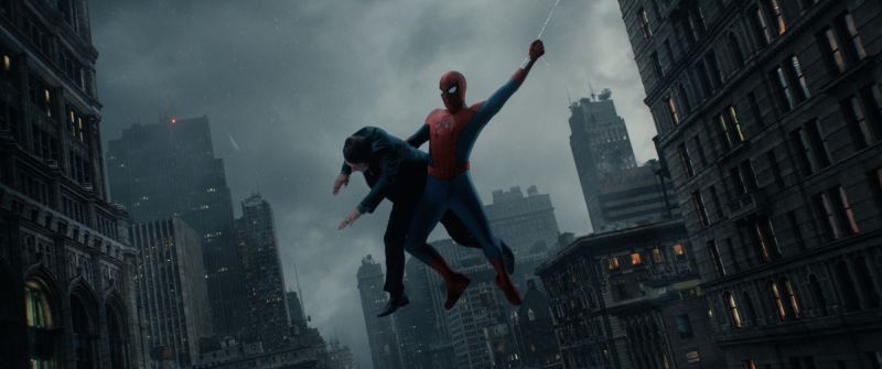 Escena de rescate aéreo de Spider-Man en Nueva York Spider-Man balanceándose en el aire entre los imponentes rascacielos de Nueva York mientras sostiene a un hombre en traje ejecutivo durante un rescate.