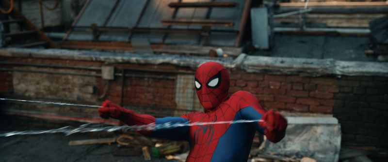Alianza entre Spider-Man y The Punisher en el MCU Fotografía de una escena de acción en interiores donde Frank Castle / The Punisher (Jon Bernthal) dispara un rifle de asalto mientras Spider-Man avanza a su lado listo para combatir.