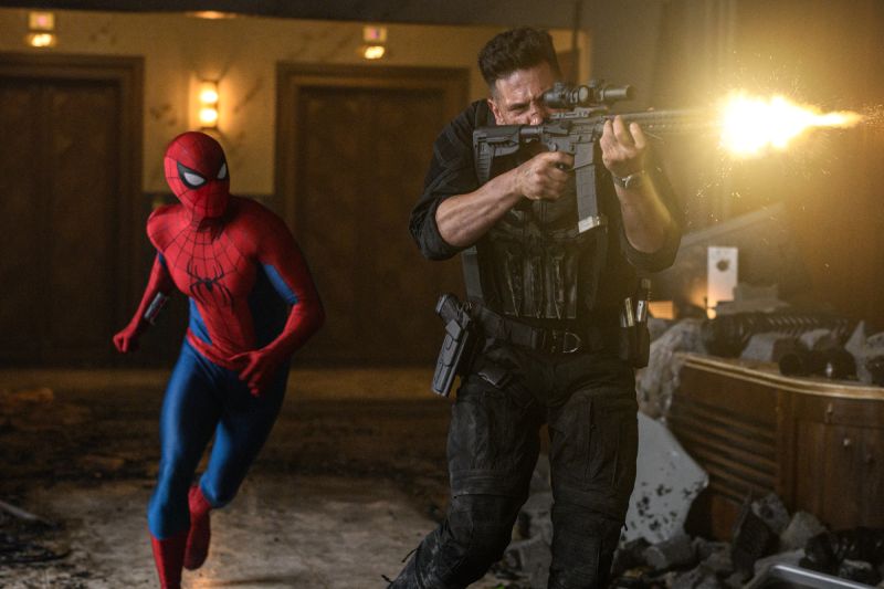 Spider-Man lanzando telarañas en una escena de acción Plano medio de Spider-Man en la azotea de un edificio tensando con fuerza dos líneas de telaraña durante una escena de enfrentamiento.