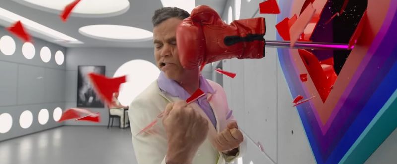 Persona recibiendo un golpe de un guante mecánico en un entorno futurista.