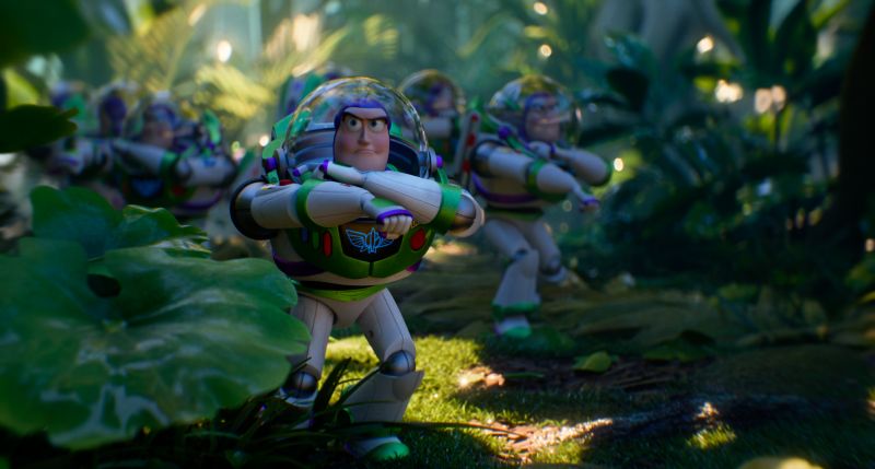 Múltiples figuras de Buzz Lightyear en un entorno selvático.