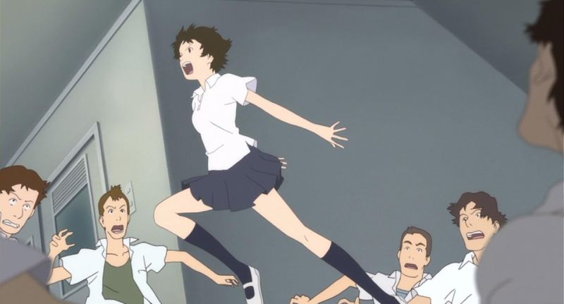 Escena de Makoto saltando en el tiempo Fotograma del filme donde Makoto Konno realiza un salto acrobático en un aula mientras sus compañeros observan con expresiones de sorpresa.